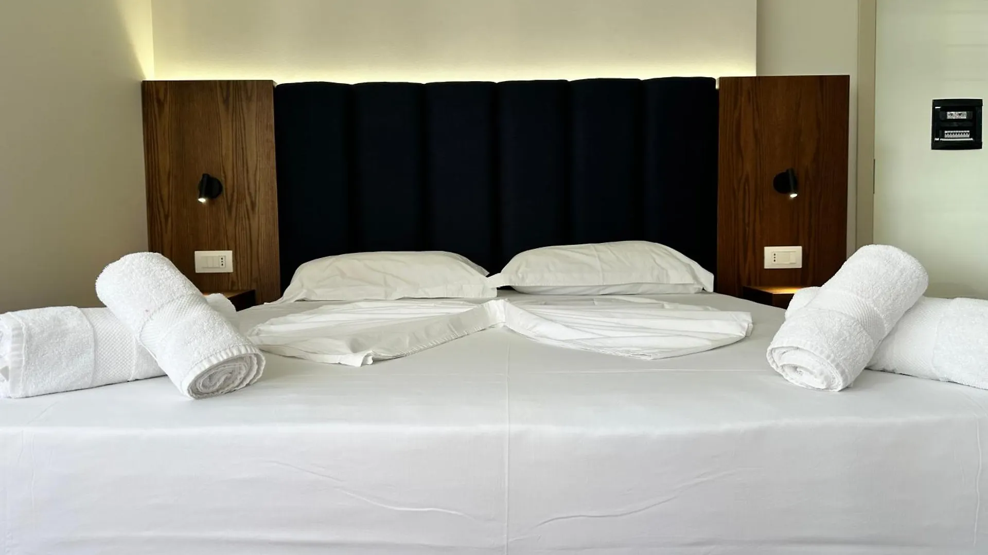 סרנדה Eval Hotel 4*,  אלבניה